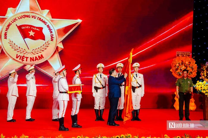 Phó Thủ tướng Thường trực Chính phủ Phạm Gia Túc trao danh hiệu Anh hùng lực lượng vũ trang nhân dân đến Công an thành phố Đà Nẵng