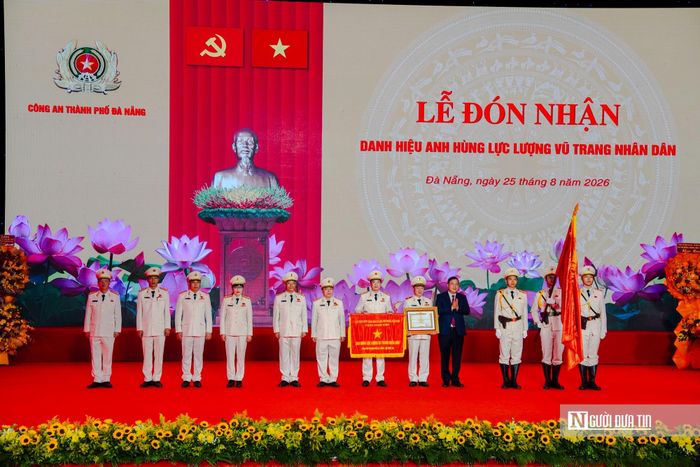 Công an thành phố Đà Nẵng đón nhận danh hiệu Anh hùng lực lượng vũ trang nhân dân.