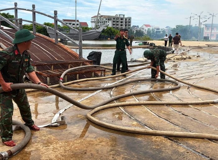 Lực lượng chức năng tham gia dập đám cháy tại Đảo ký ức Hội An. Ảnh: X.H/Thanh niên
