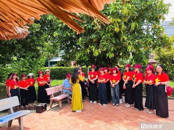 Người dân đến thăm ngôi nhà Đại tướng Võ Nguyên Giáp.
