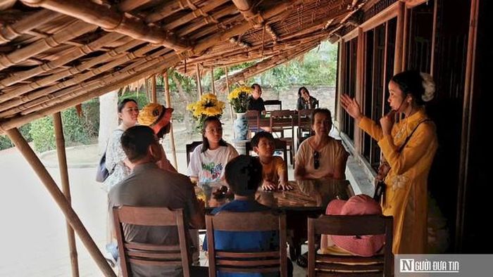 Chị Nguyễn Thị Thu Hoài, hướng dẫn viên tại Khu lưu niệm Đại tướng Võ Nguyên Giáp đang giới thiệu về ngôi nhà tuổi thơ và sự nghiệp của Đại tướng.