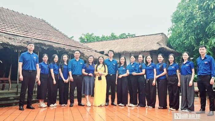 Đoàn viên tại các cơ quan trên địa bàn tỉnh Quảng Trị đến thăm nhà Đại tướng Võ Nguyên Giáp.