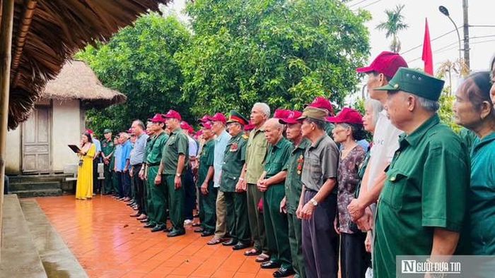 Các cựu chiến binh kính cẩn dâng hương tưởng nhớ Đại tướng Võ Nguyên Giáp.