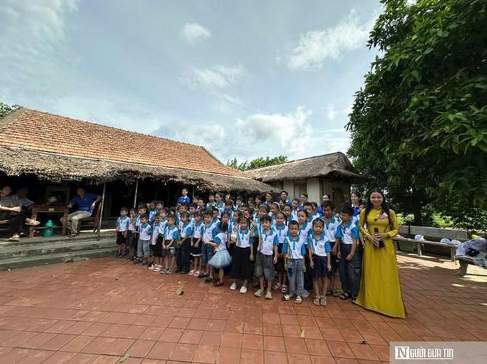 Các cháu học sinh được nhà trường tổ chức dã ngoại đến thăm nhà Đại tướng Võ Nguyên Giáp.
