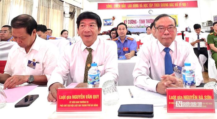 Ông Nguyễn Bá Sơn đề nghị Hội Luật gia phường Hải Châu đẩy mạnh tư vấn pháp luật, hòa giải và hỗ trợ người dân tại cơ sở.