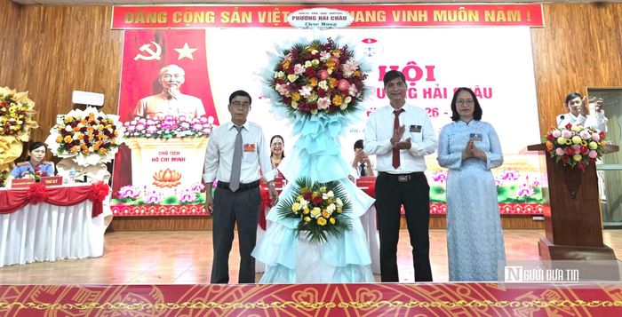 Đại hội Hội Luật gia phường Hải Châu lần thứ I nhận được nhiều hoa và lời chúc mừng từ các cơ quan, đơn vị.