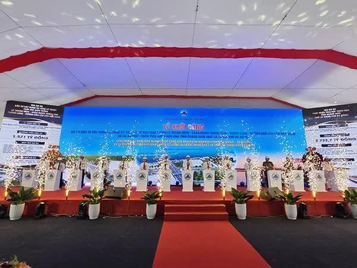 Thực hiện nghi thức khởi công hai dự án.