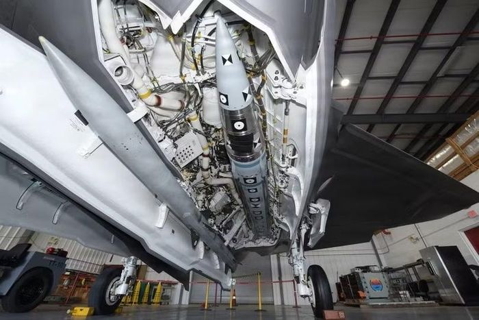 Tên lửa AIM-424 “Malice” trong khoang vũ khí của tiêm kích tàng hình F-35C. Ảnh: TWZ.