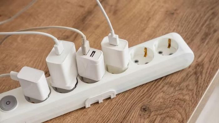 Công suất lớn in trên củ sạc nhiều cổng thường là tổng mức tối đa của toàn bộ thiết bị. Ảnh: Shutterstock.