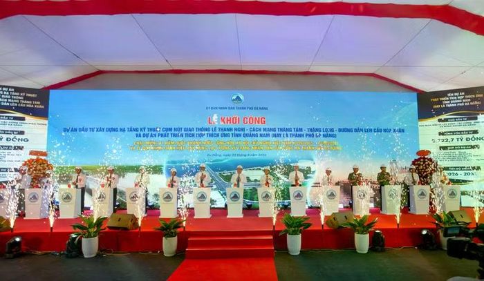 Các đại biểu thực hiện nghi thức bấm nút khởi công dự án. Ảnh XM.
