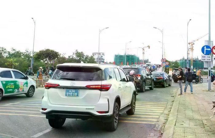 Cụm nút giao thông cầu Hoà Xuân là điểm nóng ùn tắc giao thông nối trung tâm TP Đà Nẵng và khu đô thị Hoà Xuân vào giờ cao điểm. Ảnh XM.