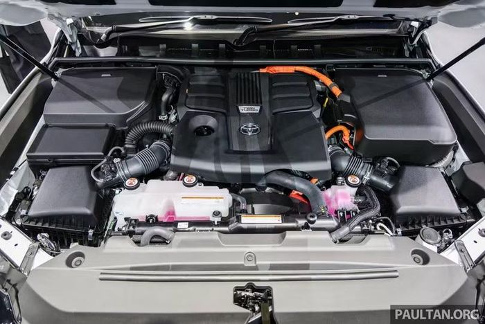 Land Cruiser HEV dùng động cơ V6 3.5 lít tăng áp kép kết hợp mô-tơ điện, cho tổng công suất 457 mã lực và mô-men xoắn 790 Nm. Ảnh: Paultan.