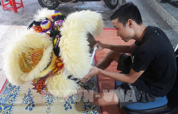 Làm đầu lân cỡ lớn ở cơ sở anh Trương Như Rem, phường Phú Xuân, thành phố Huế. Ảnh: Nguyên Lý - TTXVN