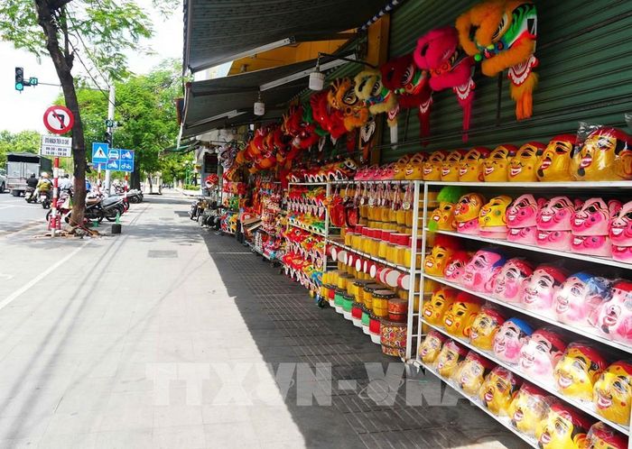 Đầu lân và đồ phục vụ múa lân Tết Trung thu bày bán trên phố Trần Hưng Đạo, phường Phú Xuân, thành phố Huế. Ảnh: Nguyên Lý - TTXVN