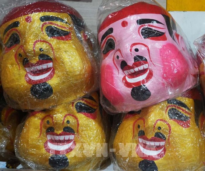 Mặt lạ ngộ nghĩnh, món đồ không thể thiếu để múa lân ở cơ sở anh Trương Như Rem, phường Phú Xuân, thành phố Huế. Ảnh: Nguyên Lý - TTXVN