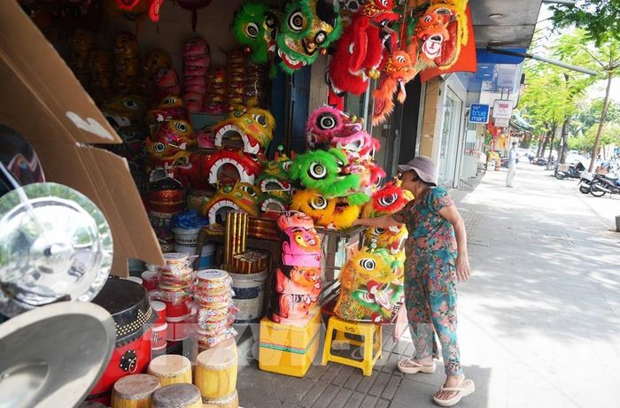 Đầu lân và đồ phục vụ múa lân Tết Trung thu bày bán trên phố Trần Hưng Đạo, phường Phú Xuân, thành phố Huế. Ảnh: Nguyên Lý - TTXVN