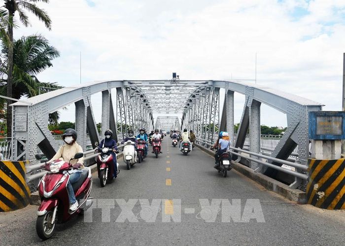 Cầu Trường Tiền mang diện mạo mới với màu sơn nhũ bạc nguyên bản. Ảnh: Nguyên Lý - TTXVN