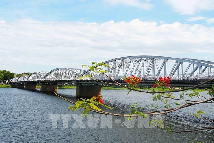 Các vòm cầu Trường Tiền trên sông Hương ở trung tâm thành phố Huế, đã được sơn màu nhũ bạc nguyên bản. Ảnh: Nguyên Lý - TTXVN 