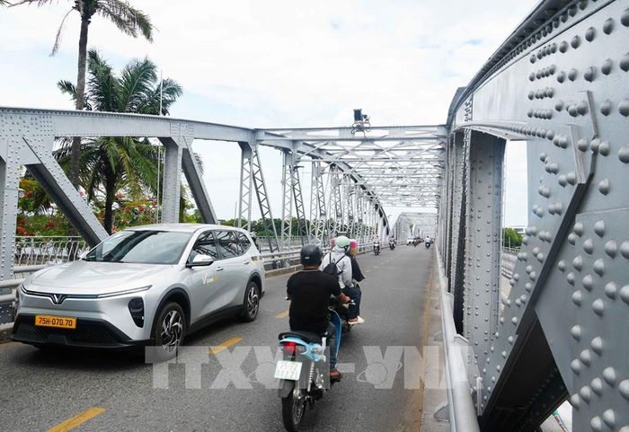 Cầu Trường Tiền mang diện mạo mới với màu sơn nhũ bạc nguyên bản. Ảnh: Nguyên Lý - TTXVN