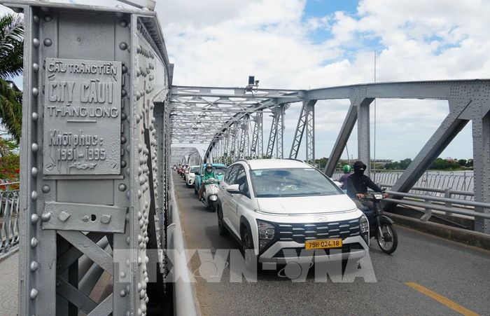Cầu Trường Tiền mang diện mạo mới với màu sơn nhũ bạc nguyên bản. Ảnh: Nguyên Lý - TTXVN
