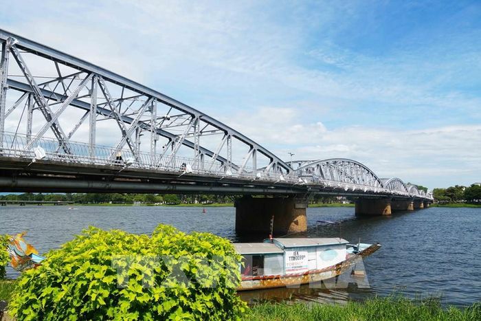 Các vòm cầu Trường Tiền trên sông Hương đã được sơn màu nhũ bạc nguyên bản. Ảnh: Nguyên Lý - TTXVN