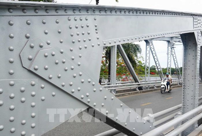 Những thanh thép gắn kết tạo nên kết cấu cầu Trường Tiền được sơn màu nhũ bạc nguyên bản. Ảnh: Nguyên Lý - TTXVN