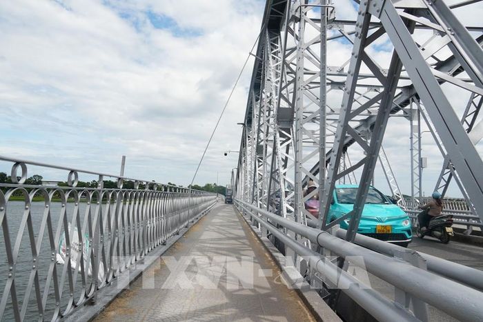 Phần lan can dành cho người đi bộ cầu Trường Tiền được sơn màu nhũ bạc nguyên bản. Ảnh: Nguyên Lý - TTXVN 