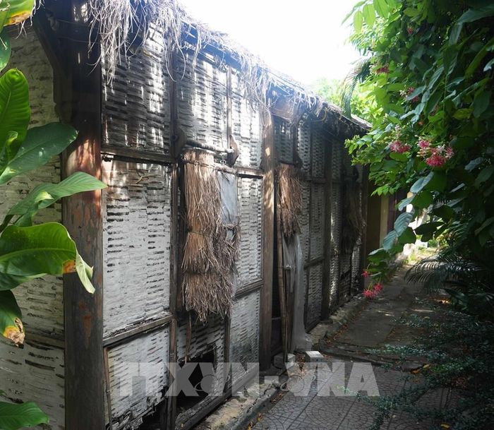 Vách sau nhà ở cụ Phan Bội Châu trong Khu lưu niệm danh nhân Phan Bội Châu, phường Thuận Hóa, thành phố Huế hư hỏng nghiêm trọng. Ảnh: Nguyên Lý-TTXVN