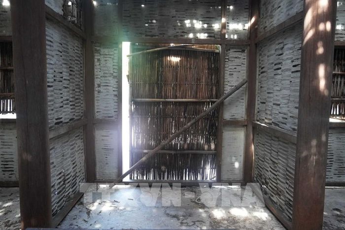 Cửa chính vào nhà ở cụ Phan Bội Châu trong Khu lưu niệm danh nhân Phan Bội Châu, phường Thuận Hóa, thành phố Huế. Ảnh: Nguyên Lý - TTXVN