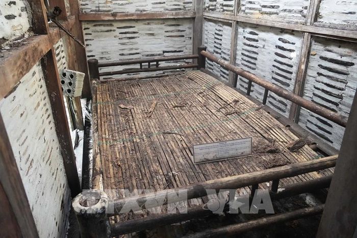 Chõng tre trong nhà ở cụ Phan Bội Châu thuộc Khu lưu niệm danh nhân Phan Bội Châu, phường Thuận Hóa, thành phố Huế hư hỏng nghiêm trọng. Ảnh: Nguyên Lý-TTXVN
