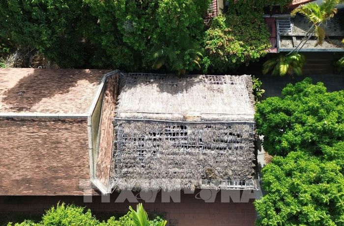 Mái tranh nhà ở cụ Phan Bội Châu trong Khu lưu niệm danh nhân Phan Bội Châu, phường Thuận Hóa, thành phố Huế bị thủng do mục mọt. Ảnh: Nguyên Lý - TTXVN