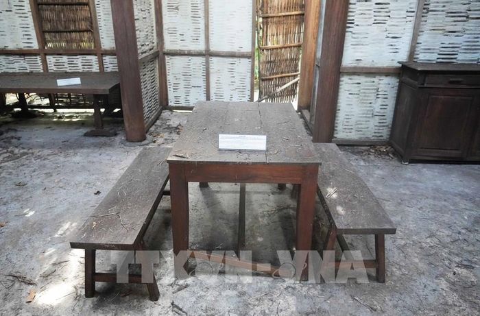 Bàn ghế trong nhà ở cụ Phan Bội Châu trong Khu lưu niệm danh nhân Phan Bội Châu, phường Thuận Hóa, thành phố Huế phủ đầy tranh mục trên mái rơi xuống. Ảnh: Nguyên Lý - TTXVN