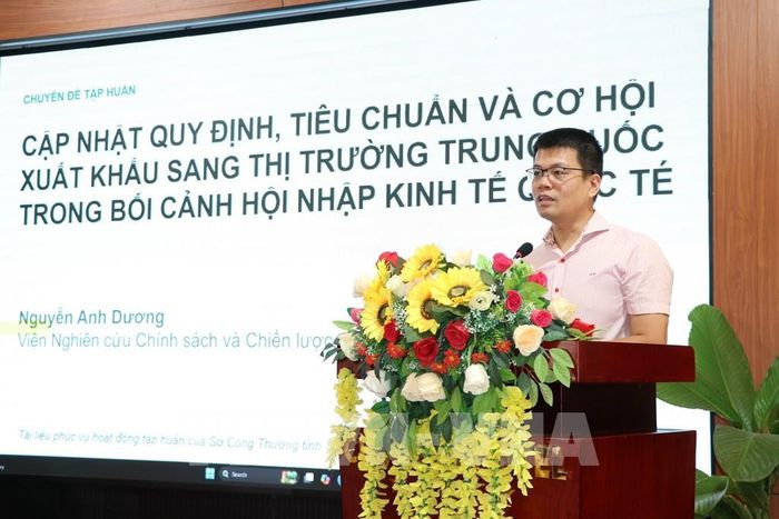 Thạc sĩ Nguyễn Anh Dương, Trưởng phòng Nghiên cứu tổng hợp và Hội nhập quốc tế, Viện Nghiên cứu Chính sách và Chiến lược thuộc Ban Chính sách, Chiến lược Trung ương cập nhập các kiến thức về thị trường Trung Quốc cho doanh nghiệp. Ảnh: Thanh Hòa - TTXVN
