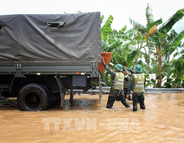 Cán bộ chiến sỹ Sư đoàn 325 sử dụng xe chuyên dụng vận chuyển nhu yếu phẩm vào vùng lũ. Ảnh: Danh Lam - TTXVN
