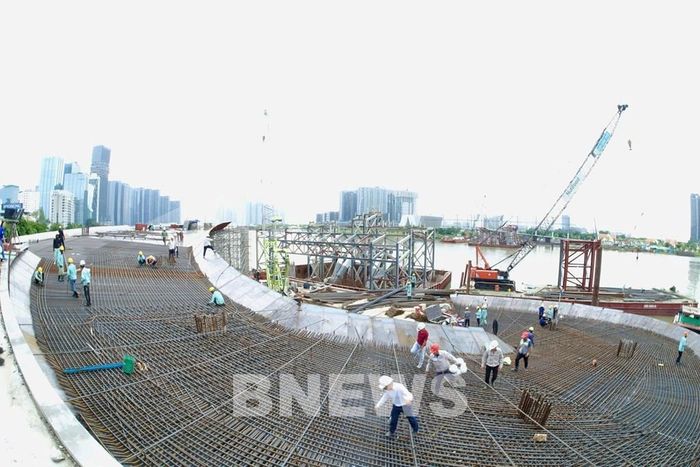 Công trường dự án cầu đi bộ qua sông Sài Gòn. Ảnh: BNEWS/TTXVN phát