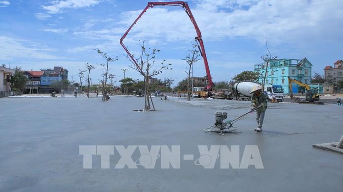 Công nhân thi công mặt bằng khu vực ven biển xã Giao Ninh. Ảnh: Công Luật - TTXVN