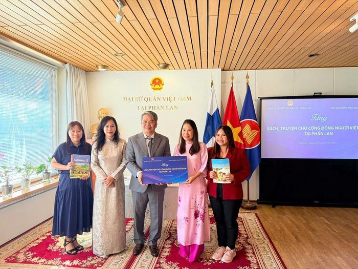 Trao tặng sách cho Đại sứ quán Việt Nam tại Phần Lan.