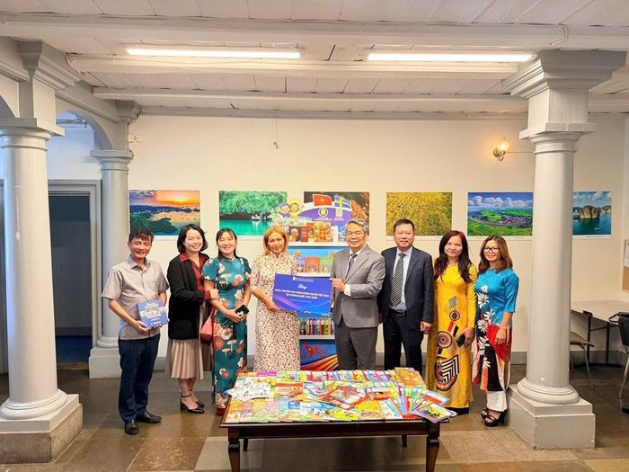 NXBGDVN trao tặng sách cho Đại sứ quán Việt Nam tại Thuỵ Điển và đại diện Ban chủ nhiệm Câu lạc bộ giáo viên tiếng Việt tại Thuỵ Điển.