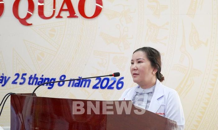 Bác sĩ CKII Phan Trịnh Minh Hiếu, Phó Giám đốc Bệnh viện Đa khoa Quốc tế S.I.S Cần Thơ, tư vấn bảo vệ và chăm sóc sức khỏe cho người dân. Ảnh: Văn Sĩ-TTXVN