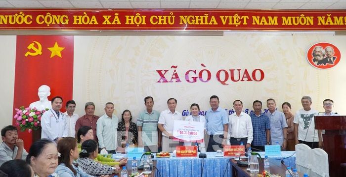 Bệnh viện Đa khoa Quốc tế S.I.S Cần Thơ tặng 100 Thẻ BHYT cho người dân xã Gò Quao. Ảnh: Văn Sĩ-TTXVN