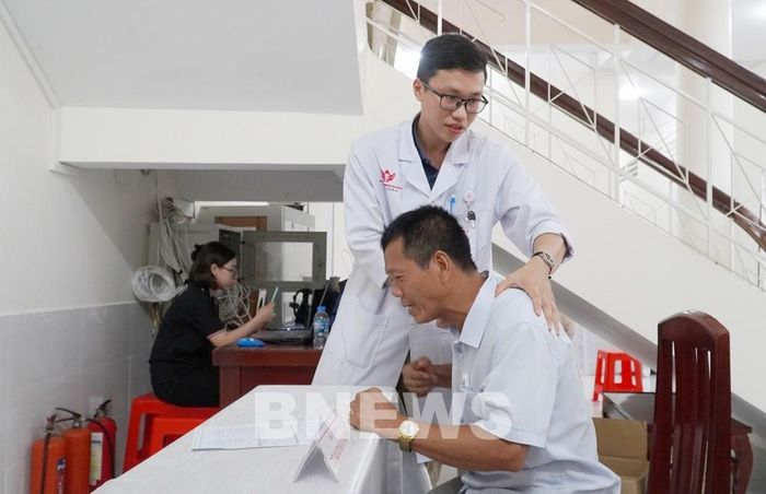 Bác sĩ Bệnh viện Đa khoa Quốc tế S.I.S Cần Thơ khám và tư vấn bảo sóc sức khỏe cho người dân xã Gò Quao. Ảnh: Văn Sĩ - TTXVN