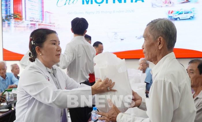 Bác sĩ CKII Phan Trịnh Minh Hiếu, Phó Giám đốc Bệnh viện Đa khoa Quốc tế S.I.S Cần Thơ tặng quà cho người dân xã Gò Quao. Ảnh: Văn Sĩ TTXVN