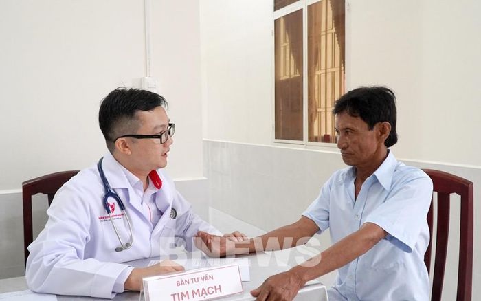 Bác sĩ Bệnh viện Đa khoa Quốc tế S.I.S Cần Thơ khám và tư vấn bảo sóc sức khỏe cho người dân xã Gò Quao. Ảnh: Văn Sĩ TTXVN
