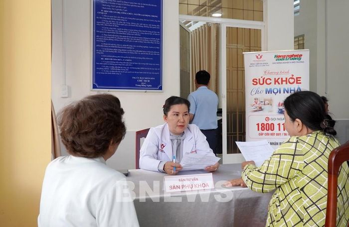 Bác sĩ CKII Phan Trịnh Minh Hiếu, Phó Giám đốc Bệnh viện Đa khoa Quốc tế S.I.S Cần Thơ khám và tư vấn bảo sóc sức khỏe cho người dân xã Gò Quao. Ảnh: Văn Sĩ TTXVN