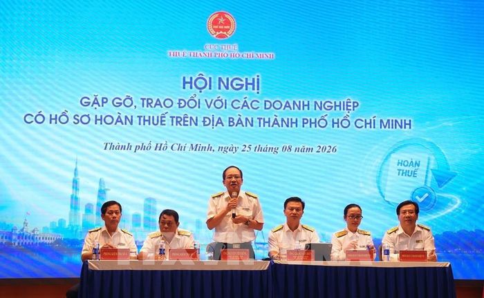 Lãnh đạo Thuế TP. Hồ Chí Minh trao đổi với cộng đồng doanh nghiệp về công tác hoàn thuế. Ảnh: Hứa Chung-TTXVN