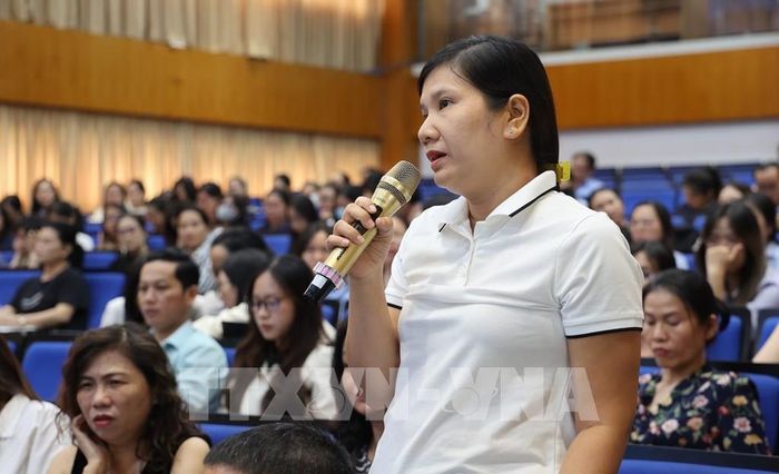 Đại diện các doanh nghiệp nêu các vướng mắc trong việc thực hiện chính sách hoàn thuế giá trị gia tăng. Ảnh: Hứa Chung-TTXVN