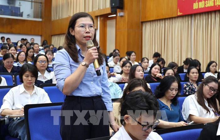Đại diện Công ty cổ phần Thép Posco Yamato Vina nêu một số vướng mắc trong thủ tục hoàn thuế. Ảnh: Hứa Chung-TTXVN