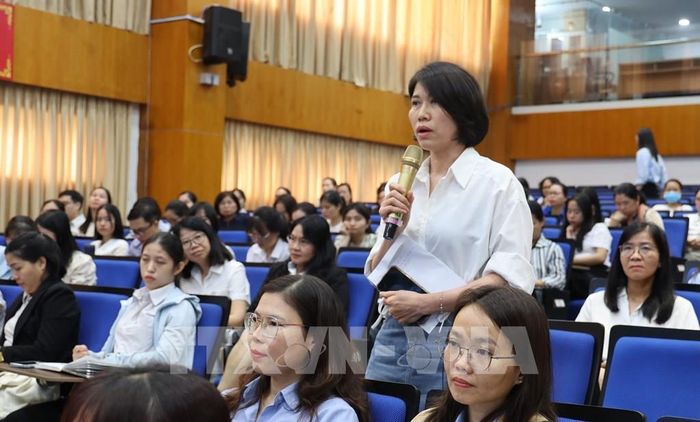 Đại diện các doanh nghiệp nêu các vướng mắc trong việc thực hiện chính sách hoàn thuế giá trị gia tăng. Ảnh: Hứa Chung-TTXVN