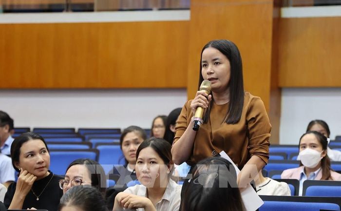 Đại diện các doanh nghiệp nêu các vướng mắc trong việc thực hiện chính sách hoàn thuế giá trị gia tăng. Ảnh: Hứa Chung-TTXVN