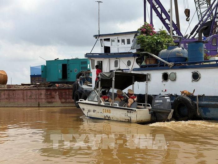 Lực lượng cảnh sát đường thủy (Phòng Cảnh sát giao thông, Công an thành phố Hà Nội) bảo đảm an toàn cho các dự án cầu vượt sông Hồng trong mùa mưa bão. Ảnh: Hùng Mạnh - TTXVN